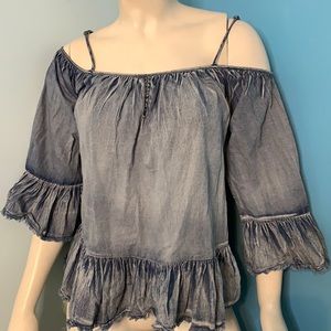 Estampa denim cold shoulder ruffle top